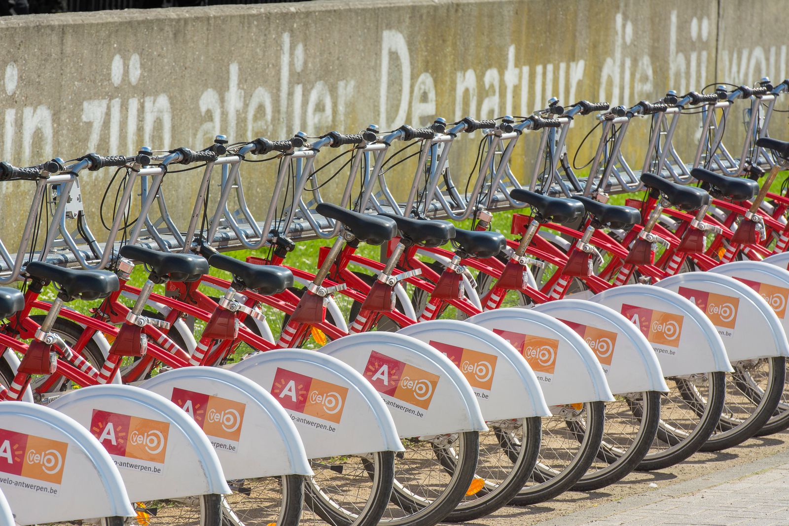 Rij rode stadsfietsen voor een herkenbaar mobiliteitsproject