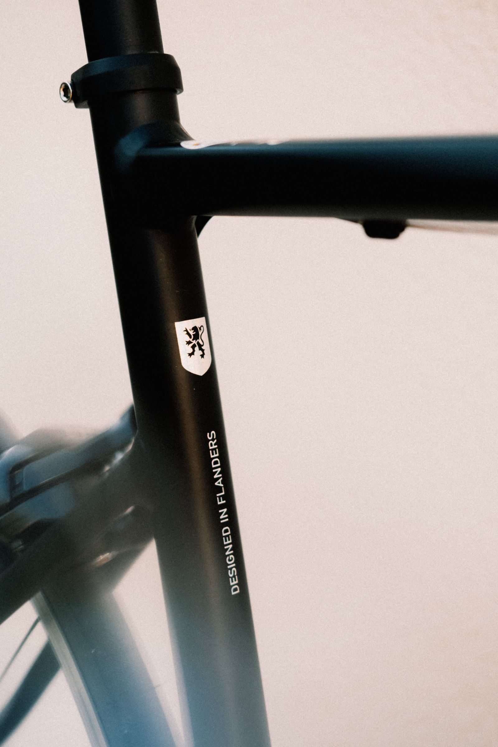 Detail van een modern fietsframe met ruimte voor branding