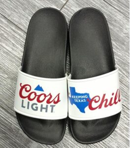 zwart-witte slippers met tekst 'coors light keeping Texas chill'