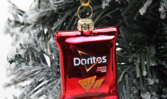 Gepersonaliseerde kerstbal in de vorm van een Dorito chipszak