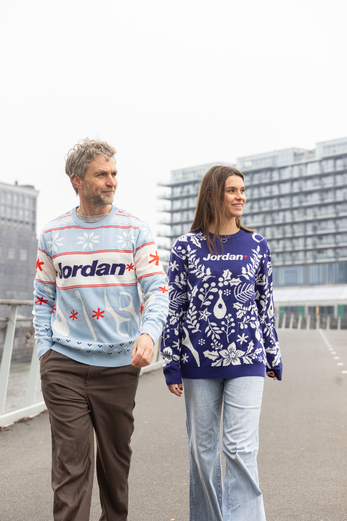 Twee modellen in gepersonaliseerde kersttruien