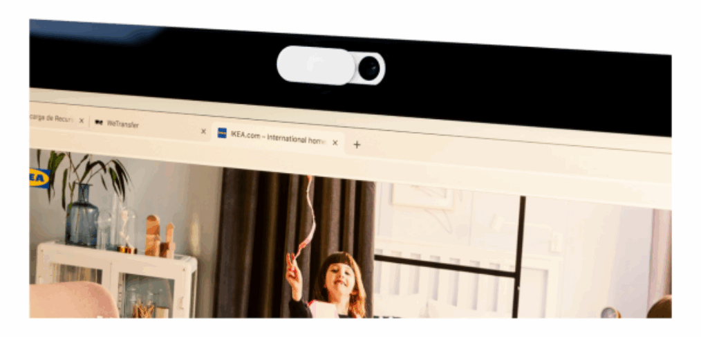Bedrukte webcamcover op laptop geplakt