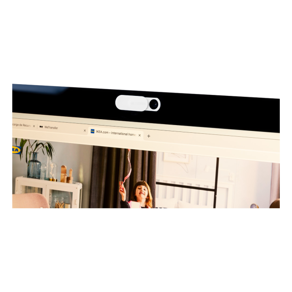 Bedrukte webcamcover op laptop geplakt