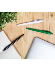 Bedrukte stylo's, bedrukt notitieboekje en bedrukte laptophoes op een tafel