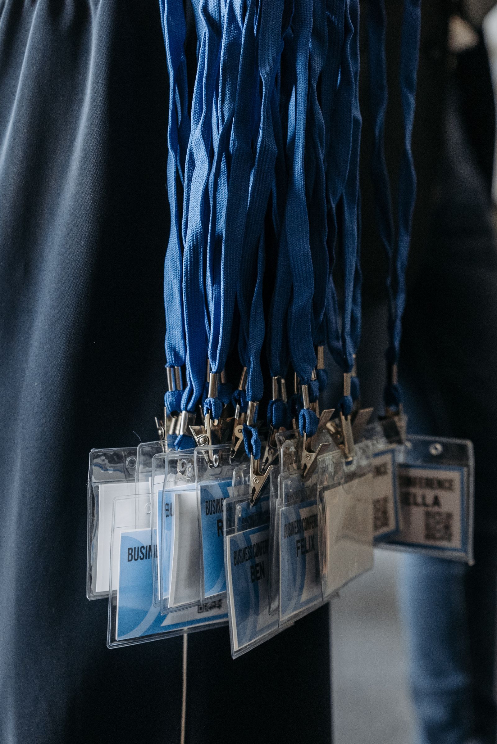 Conferentiebadges en naamkaarten aan blauwe lanyards